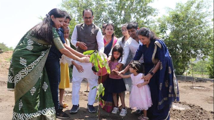 मुख्यमंत्री श्री चौहान ने कचनार, बरगद और आम के पौधे रोपे